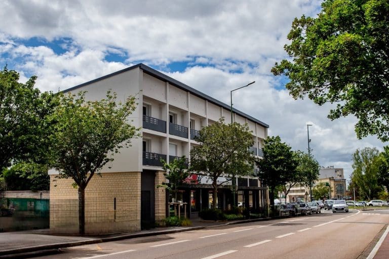 Réhabilitation complète de l’immeuble de logements « Résidence de Paris » à Caen avec la création de 16 appartements à louer.